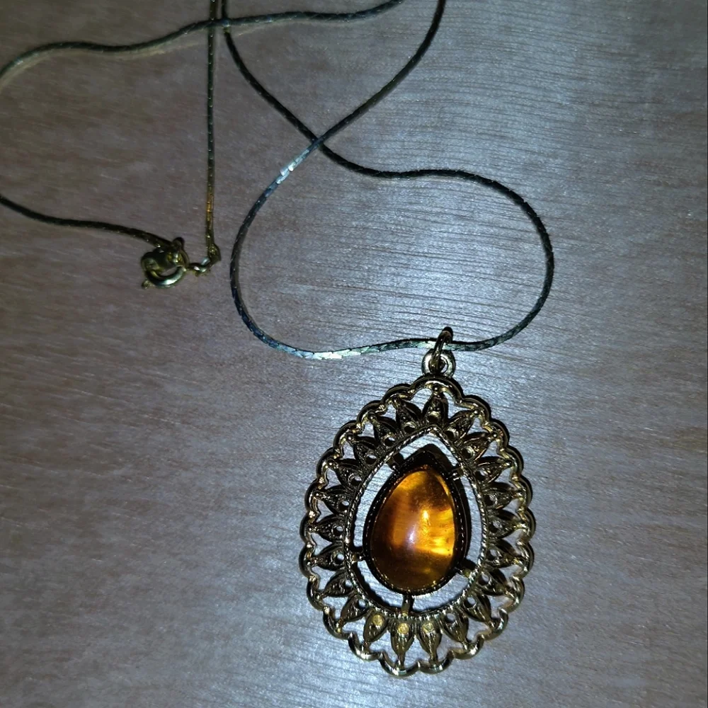 Vtg 1974 Sarah Coventry Amber Teardrop Goldtone Pendant 1.5” - Picture 1 of 6